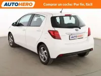 Usado Toyota Yaris Hybrid Active 101 CV (74 kW) 2016 Blanco Berlina