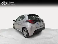 Usado Toyota Yaris Hybrid Active 116 CV (85 kW) 2025 Gris / plata Berlina