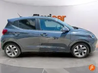 Usado Hyundai i10 63 CV (46 kW) 2025 Gris Utilitario