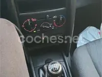 Usado Peugeot 207 75 CV (55 kW) 2007 Rojo Berlina
