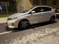 Usado Toyota Auris Hybrid Advance 136 CV (100 kW) 2015 Gris / plata Berlina
