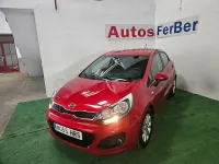 Usado Kia Rio 85 CV (62 kW) 2013 Granate Berlina