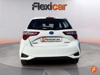 Usado Toyota Yaris Hybrid Active 100 CV (73 kW) 2019 Blanco Berlina