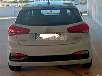 Usado Hyundai i20 75 CV (55 kW) 2018 Gris / plata Berlina