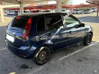 Usado Ford Fiesta Ambiente 68 CV (50 kW) 2004 Azul Utilitario