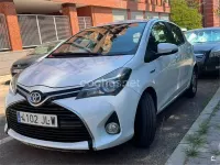 Usado Toyota Yaris Hybrid Active 100 CV (73 kW) 2016 Blanco Berlina