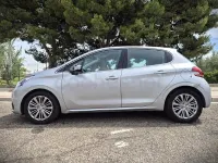 Usado Peugeot 208 Allure 82 CV (60 kW) 2018 Gris / plata Utilitario