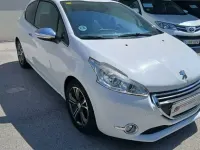 Usado Peugeot 208 Allure 92 CV (67 kW) 2014 Blanco Utilitario