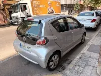Usado Toyota Aygo Connect Style 68 CV (50 kW) 2011 Gris / plata Utilitario
