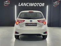 Usado Toyota Yaris Hybrid 100 CV (73 kW) 2020 Blanco Berlina