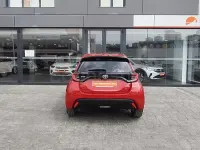 Usado Toyota Yaris 125 CV (91 kW) 2023 Rojo Utilitario
