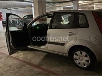 Usado Ford Fiesta Futura 80 CV (58 kW) 2008 Gris / plata Berlina