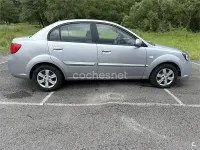 Usado Kia Rio 94 CV (69 kW) 2010 Gris / plata Berlina