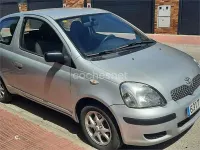 Usado Toyota Yaris Sol 75 CV (55 kW) 2004 Gris / plata Berlina