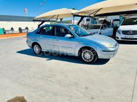 Usado Ford Focus Ghia 100 CV (73 kW) 2004 Azul Berlina