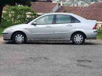 Usado Ford Focus Ghia 100 CV (73 kW) 2002 Gris / plata Berlina