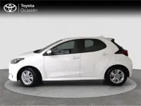 Usado Toyota Yaris Hybrid Active 116 CV (85 kW) 2022 Blanco Monovolumen