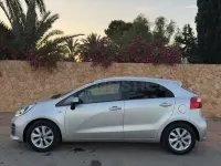 Usado Kia Rio 75 CV (55 kW) 2016 Gris / plata Utilitario