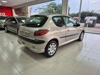 Usado Peugeot 206 69 CV (50 kW) 2005 Plateado Utilitario
