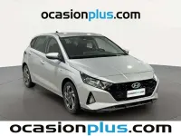 Usado Hyundai i20 101 CV (74 kW) 2022 Plateado Utilitario