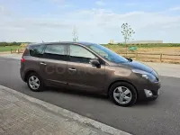 Usado Renault Scénic Bose Edition 130 CV (95 kW) 2010 Marrón Monovolumen