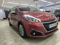 Usado Peugeot 208 Signature Sky 83 CV (61 kW) 2019 Rojo Utilitario
