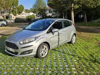 Usado Ford Fiesta Trend 75 CV (55 kW) 2015 Gris / plata Berlina