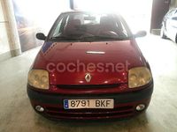 Usado Renault Clio II 80 CV (58 kW) 2001 Granate Berlina