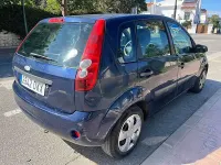 Usado Ford Fiesta Ambiente 68 CV (50 kW) 2006 Azul Utilitario