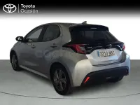 Usado Toyota Yaris Hybrid Active 116 CV (85 kW) 2025 Gris / plata Berlina