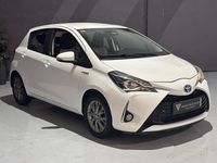 Usado Toyota Yaris Hybrid Active 100 CV (73 kW) 2020 Blanco Berlina