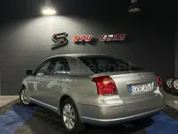 Usado Toyota Avensis Sol 129 CV (94 kW) 2005 Gris / plata Berlina