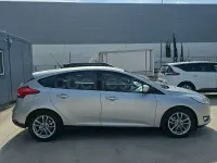 Usado Ford Focus Trend 125 CV (91 kW) 2015 Gris / plata Berlina