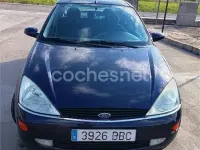 Usado Ford Focus Ghia 100 CV (73 kW) 2000 Azul Berlina