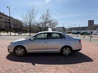 Usado VW Jetta Highline 140 CV (102 kW) 2009 Gris / plata Berlina