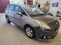 Usado Peugeot 5008 Active 115 CV (84 kW) 2014 Gris / plata Monovolumen