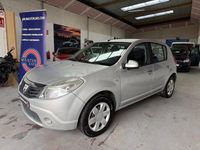 Usado Dacia Sandero Lauréate 75 CV (55 kW) 2010 Gris / plata Berlina