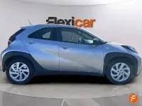Usado Toyota Aygo Play 72 CV (52 kW) 2023 Gris