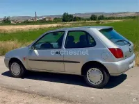 Usado Ford Fiesta 75 CV (55 kW) 1998 Gris / plata Utilitario