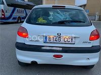 Usado Peugeot 206 70 CV (51 kW) 2002 Blanco Berlina