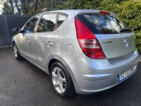 Usado Hyundai i30 Comfort 90 HP (66 kW) 2010 Cinzento Sedan