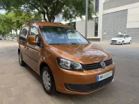 Usado VW Caddy Comfortline 105 CV (77 kW) 2013 Naranja Monovolumen