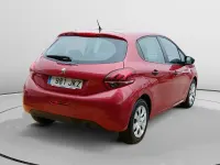 Usado Peugeot 208 Active 100 CV (73 kW) 2015 Rojo Utilitario