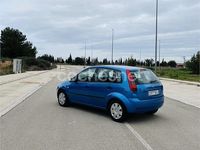 Usado Ford Fiesta 80 CV (58 kW) 2005 Azul Utilitario