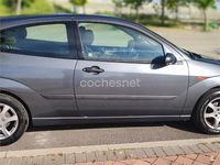 Usado Ford Focus Trend 100 CV (73 kW) 2003 Gris / plata Berlina