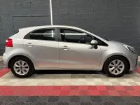 Usado Kia Rio 84 CV (61 kW) 2017 Gris / plata Berlina