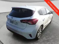 Usado Ford Focus Trend 120 CV (88 kW) 2022 Blanco Berlina