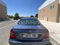 Usado Mercedes E270 Elegance 170 CV (125 kW) 2003 Azul Berlina