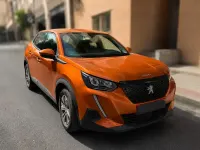 Usado Peugeot 2008 Allure 100 CV (73 kW) 2021 Naranja SUV
