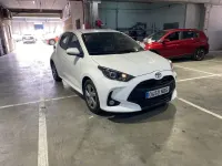 Usado Toyota Yaris Hybrid Active 115 CV (84 kW) 2025 Blanco Berlina